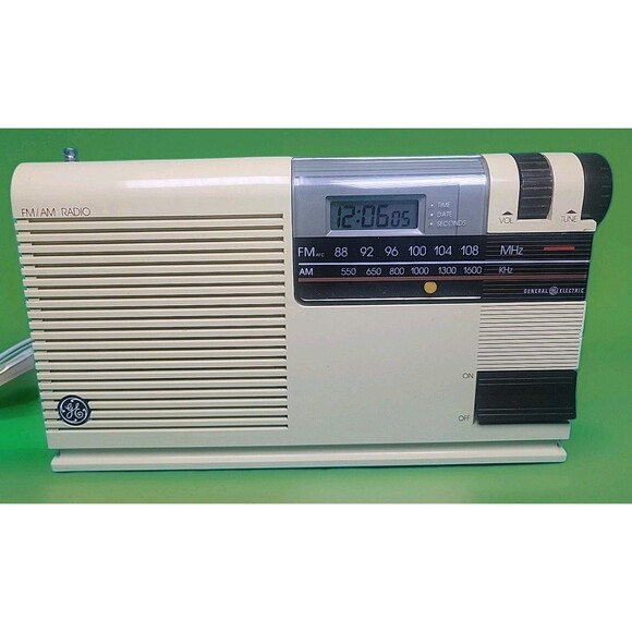 General Electric Portable FM/AM Vintage Radio Model No. 7-4208B AC DC - Picture 1 of 8